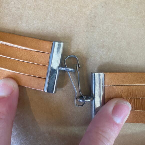 Vintage Tan Leather Silver Tone Embellished Star Pattern Waist Belt Clip Closure - Picture 5 of 7